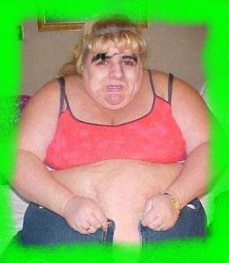 Pourquoi la fille qui pose sur le mur elle est moin grosse que moi?????